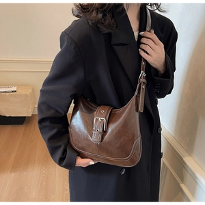 Detailansicht der braunen Vintage-Schultertasche mit Kontrastnähten und Metallschnallendekor