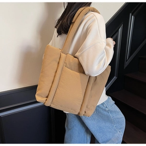 Dettaglio della borsa shopper trapuntata color cammello con tracolla imbottita