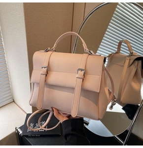 Dettaglio borsa in ecopelle rosa con fibbie in metallo argento e manico superiore