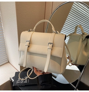 Dettaglio dello zaino vintage bianco panna con doppia fibbia e spallacci regolabili