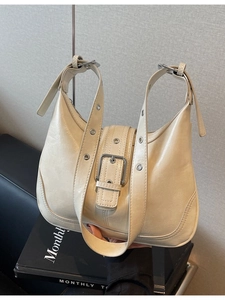 Vintage Handtasche in Creme mit Metallösen und breitem Riemenverschluss im Biker-Stil