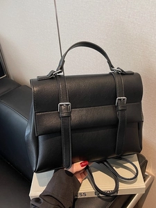 Borsa a tracolla classica in pelle nera con doppie cinghie e fibbie in metallo argento
