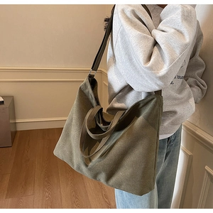 Vue détaillée du grand sac cabas en toile vert olive avec bandoulière réglable