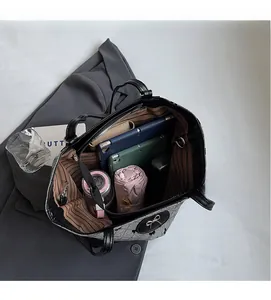 Détail de l'intérieur du sac à dos montrant la grande capacité et la doublure rayée