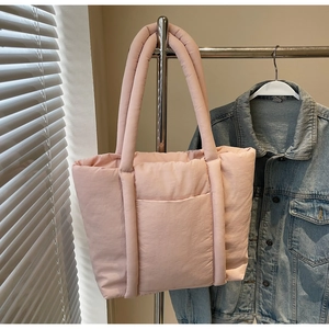 Detail der rosa gesteppten Puffer-Einkaufstasche mit Vordertasche und Polstergriffen