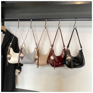 Série de sacs demi-lune en cinq couleurs avec breloques mignonnes en forme de glace