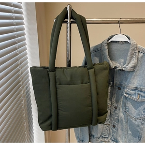 Detailaufnahme der gesteppten Puffer-Tasche in Dunkelgrün mit weicher Wattierung