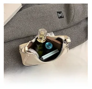 Vue de dessus de l'intérieur du sac beige montrant sa grande capacité de rangement