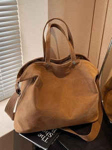 Grand sac cabas en toile camel avec bandoulière large pour un usage quotidien