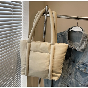 Detailansicht beige gesteppte Tote Bag mit dicken runden Griffen und weicher Füllung