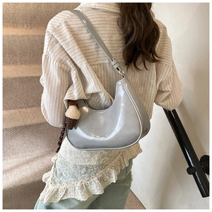 Détail du sac hobo argenté avec texture métallique et charm glace en peluche