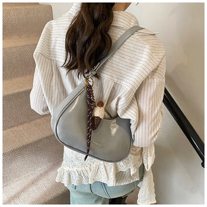 Sac hobo gris porté épaule avec breloque glace en peluche et boucles argentées