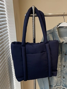 Borsa tote trapuntata blu scuro con spalline imbottite e comoda tasca anteriore