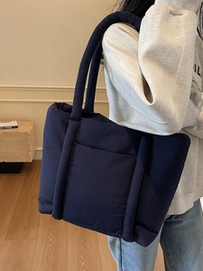 Borsa tote trapuntata blu navy con manici imbottiti per uno stile casual quotidiano