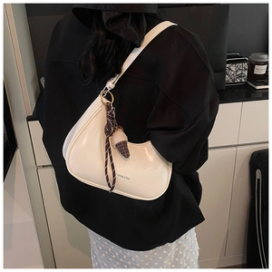 Détail du sac demi-lune blanc en cuir PU mat avec un accessoire de glace
