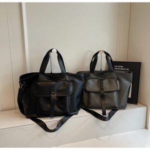 Gros plan de grands sacs cabas noir et olive avec poche à boucle et détails de poignées