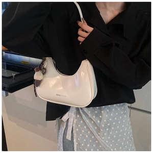 Détail d'un sac à bandoulière demi-lune blanc en cuir PU lisse avec logo de la marque