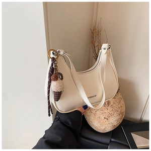 Gros plan du sac hobo beige avec inscription AFANSHA & BAG et pendentif crème glacée