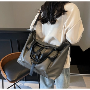Grand sac fourre-tout porté épaule montrant la grande capacité et la texture du cuir