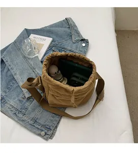 Vista interna della borsa a secchiello marrone con spazio per tablet e borraccia d'acqua