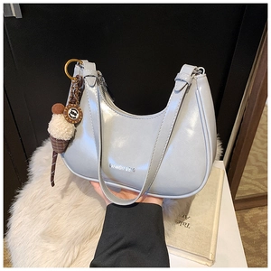 Gros plan du sac hobo en cuir verni bleu clair avec pendentif en forme de crème glacée