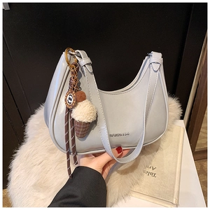 Détail du sac hobo en PU bleu clair avec porte-clés crème glacée et logo argenté