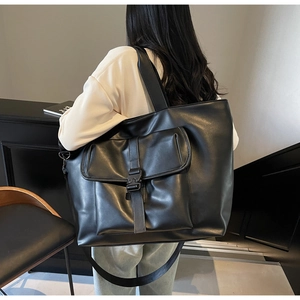 Détail du grand sac cabas noir en cuir PU avec boucle industrielle et bandoulière large
