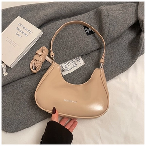 Détail du sac demi-lune abricot en cuir PU avec bandoulière réglable amovible