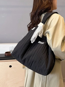 Borsa tote nera plissettata stile coreano con fiocchi in pizzo e toppa con scritta Love