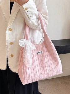 Borsa tote rosa a pieghe con fiocchi di pizzo bianco e toppa LOVE su blazer bianco