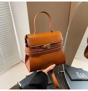 Sac à main carré marron caramel avec boucle de ceinture et poignée élégante
