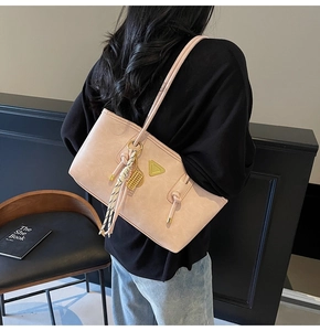 Sac à épaule rose en similicuir avec emblème triangle doré et détail de foulard en soie rayé