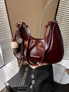 Sac Hobo Croissant en Cuir PU pour Femmes Finition Brillante Sac Sous le Bras Mode Rétro Bandoulière Avec Pendentif Glace Sac à Main Urbain