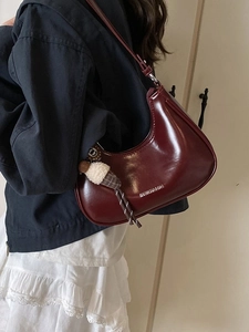 Sac sous le bras demi-lune bordeaux rétro en similicuir brillant avec charme d'ours