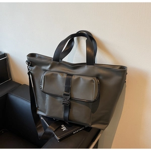 Détail du grand sac cabas vert olive avec poche frontale à boucle et sangle contrastée