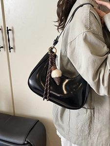 Sac sous le bras croissant noir tendance au fini brillant avec charme décoratif