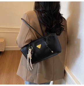 Vue arrière du sac à bandoulière en cuir PU noir avec logo triangle doré chic