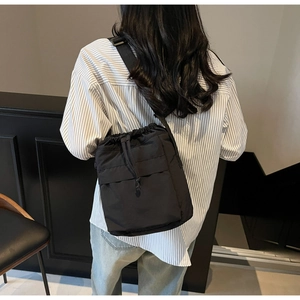 Vista posteriore di una borsa a secchiello nera con coulisse che ne mostra le dimensioni