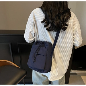 Dettaglio della borsa a secchiello blu navy con coulisse che mostra le dimensioni