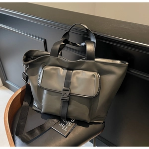 Détail du sac cabas vert olive avec tissu mat et bandoulière en nylon réglable robuste