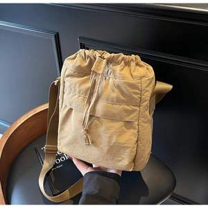 Dettaglio borsa a tracolla in nylon kaki con coulisse e tracolla regolabile