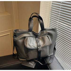 Détail du sac cabas gris foncé avec boucle utilitaire et bandoulière réglable