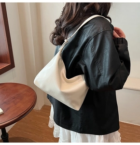 Gros plan sur le sac baguette blanc crème minimaliste montrant la texture du cuir PU