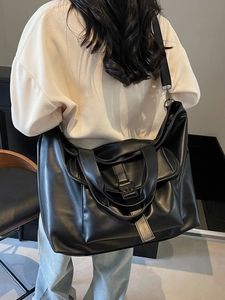 Grand sac cabas noir minimaliste avec boucle industrielle et bandoulière de transport