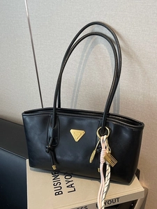 Sac à Épaule en Cuir PU pour Femmes Mode Grande Capacité Style Coréen Sac sous le Bras Avec Logo en Métal Triangle pour Bureau