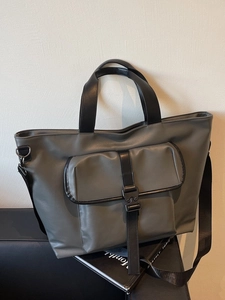 Grand sac cabas bicolore gris et noir avec boucle tactique et bandoulière réglable