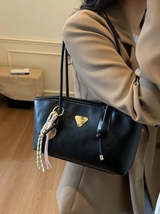 Sac à épaule noir en similicuir avec plaque dorée triangulaire et charme en corde