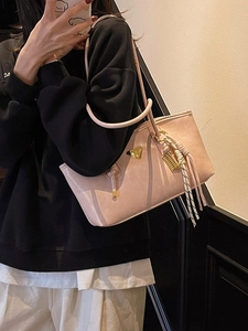 Sac à bandoulière rose minimaliste en similicuir avec logo triangulaire doré pour femme