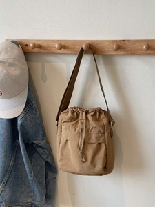 Borsa a secchiello casual kaki con coulisse, tracolla larga e tasca frontale