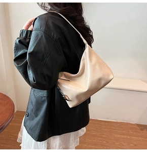 Gros plan du sac porté épaule beige en similicuir avec éclat métallique et détails